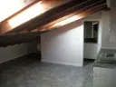 Estudio en ático abuhardillado cocina americana