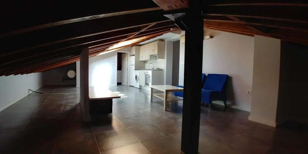 Estudio en ático abuhardillado cocina americana