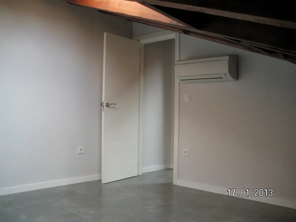 Ático un dormitorio abuhardillado cocina americana